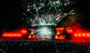 I Chainsmokers al Colours of Ostrava 2025 davanti a migliaia di spettatori, con fuochi d'artificio sopra il palco.