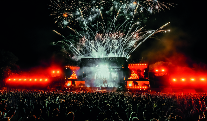 I Chainsmokers al Colours of Ostrava 2025 davanti a migliaia di spettatori, con fuochi d'artificio sopra il palco.