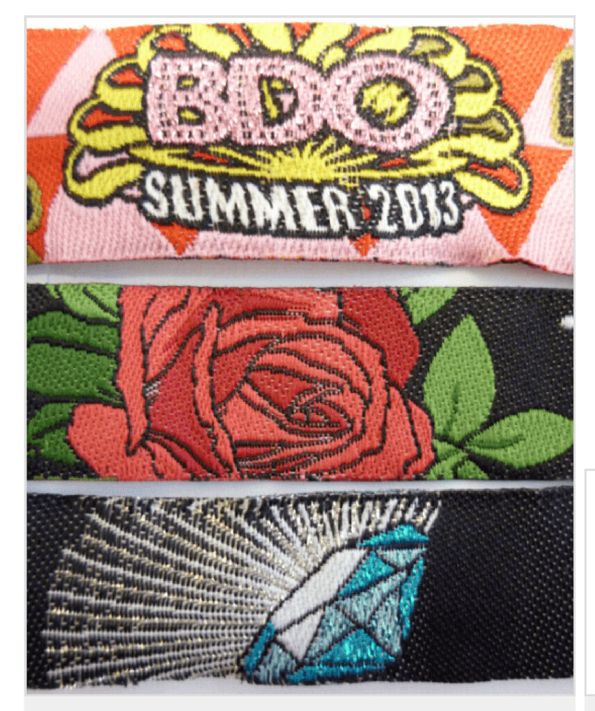 Produzione di braccialetti intrecciati per festival